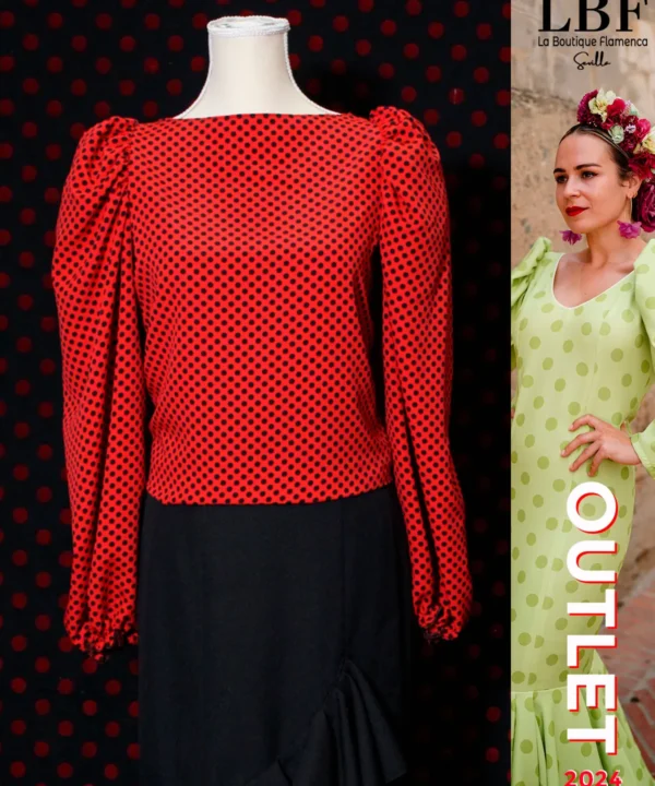 Camisa flamenca de outlet con diseño rojo, lunares negros y mangas abullonadas de La Boutique Flamenca. Moda flamenca elegante y accesible.