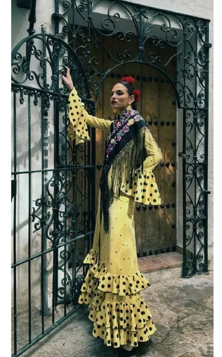 LBF Traje de flamenca bata neja volantes amarillo. Talla 40