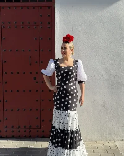 LBF Traje de flamenca Bata lunar farol perforado. Talla varias tallas y colores