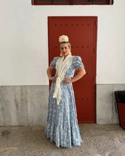 LBF Traje de flamenca Bata flores perforada . Talla 36 a 40 varios colores