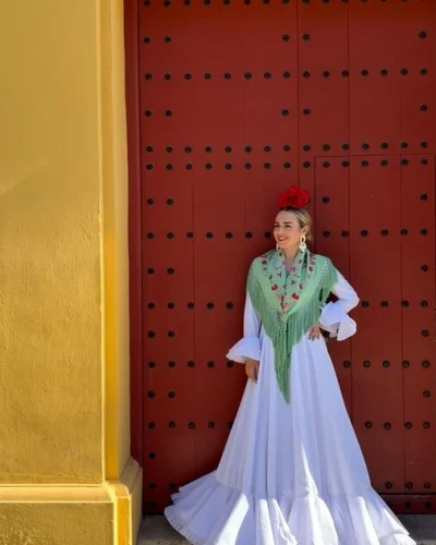 LBF Traje de flamenca bata Paula perforada blanca. Talla 36 a 46