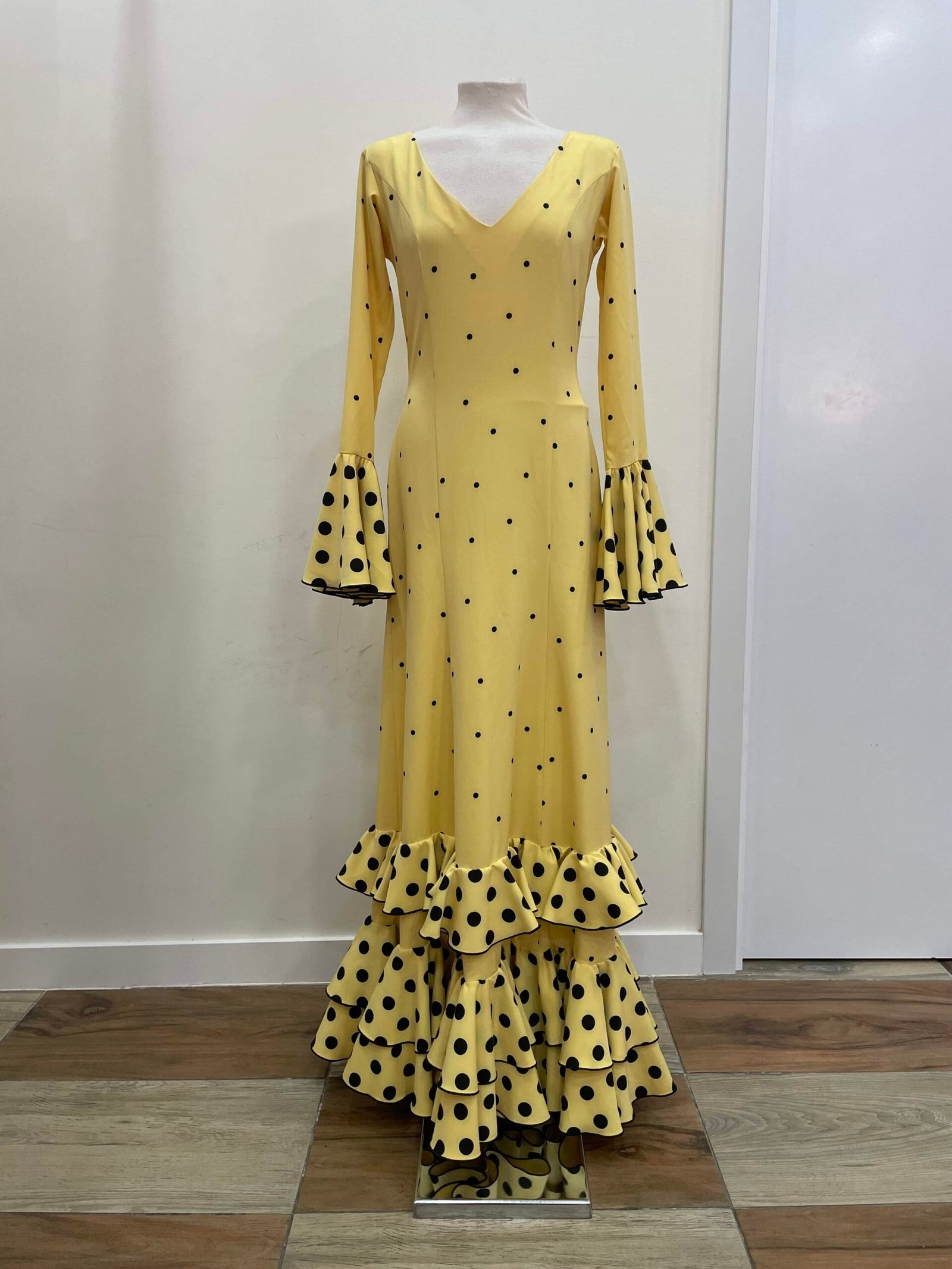 LBF Traje de flamenca bata neja volantes amarillo. Talla 38 - Imagen 2