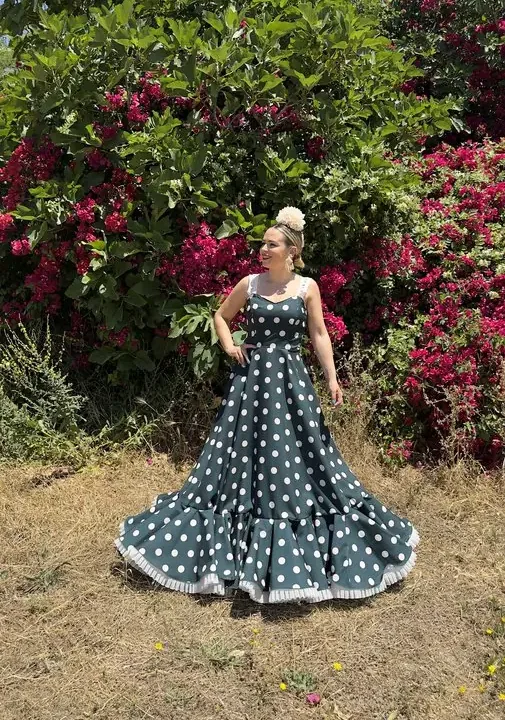 LBF Traje de flamenca Bata tirantas perforada. Talla 38 y 42