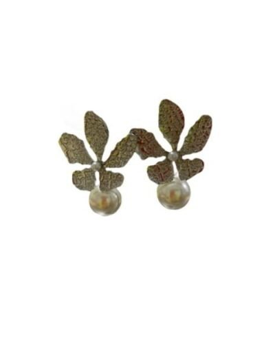 Pendientes flor plateada con perla blanca