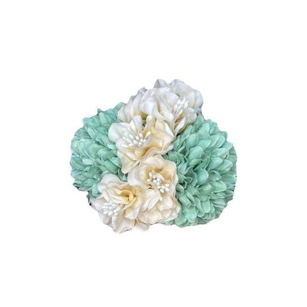 Ramillete de niña de dalias y margaritas