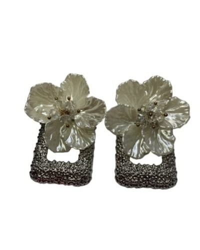 Pendientes artesanales flor blanca de resina con base cuadrada plateada