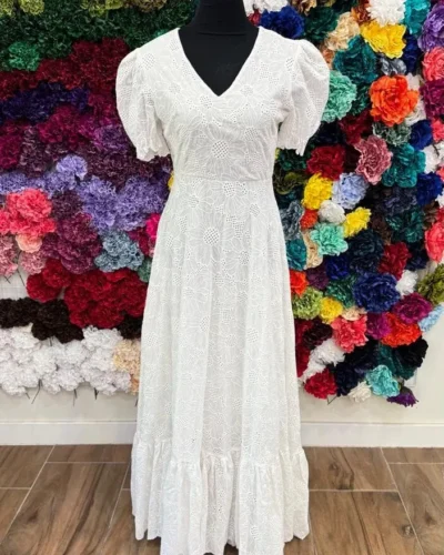 LBF Traje de flamenca bata perforado flor. Tallas única