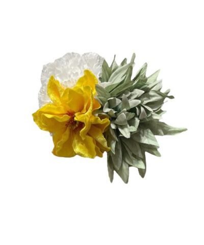 Ramillete de clavel blanco, amapola amarilla y dalia verde agua